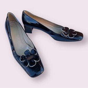 BLACK PATENT LEATHER SQUARE TOE LOW HEEL WITH FLORAL APPLIQUE